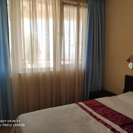 на море с собственным бассейном и подземным гаражом Apartment