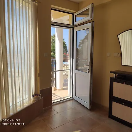 на море с собственным бассейном и подземным гаражом Apartment *