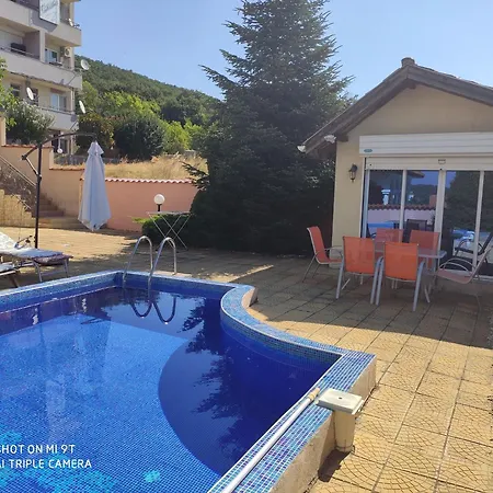 Apartment на море с собственным бассейном и подземным гаражом *