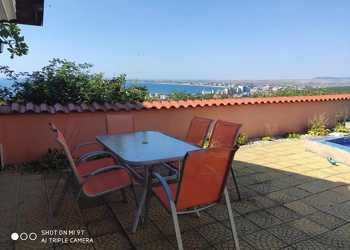 на море с собственным бассейном и подземным гаражом *