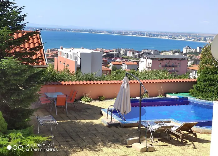 на море с собственным бассейном и подземным гаражом *