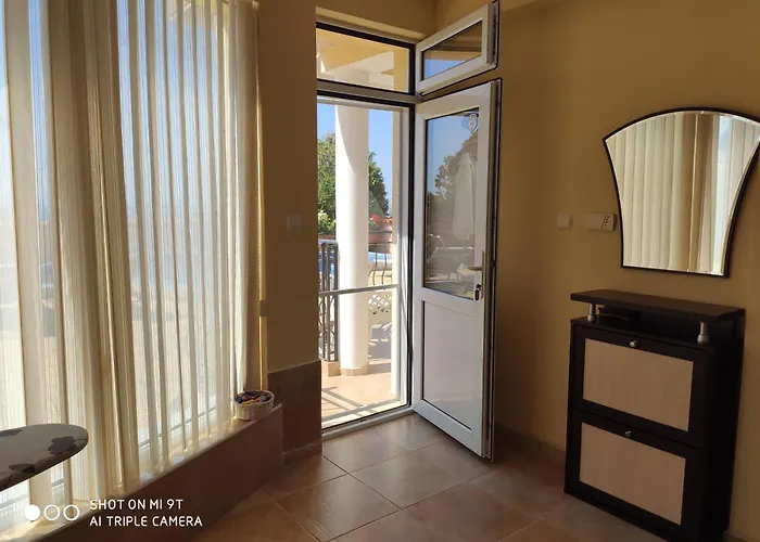 на море с собственным бассейном и подземным гаражом Daire *