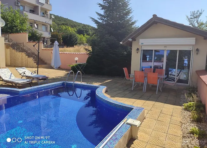 Daire на море с собственным бассейном и подземным гаражом *