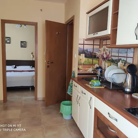 на море с собственным бассейном и подземным гаражом