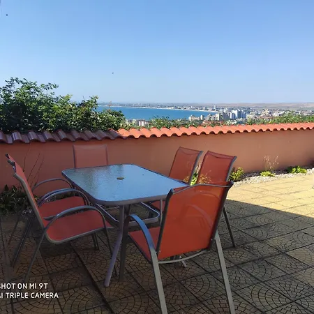 на море с собственным бассейном и подземным гаражом *