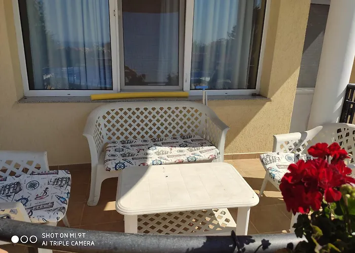 на море с собственным бассейном и подземным гаражом