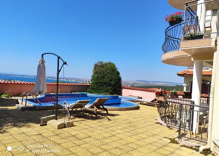 на море с собственным бассейном и подземным гаражом Sveti Vlas