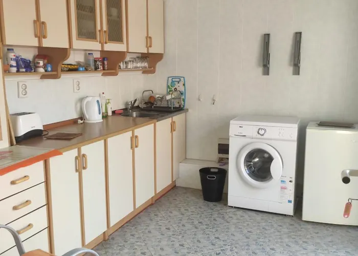 на море с собственным бассейном и подземным гаражом